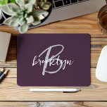 Mousepad Monograma de Script Branco de Cinzas Roxas Trendy<br><div class="desc">Este elegante mouse personalizado apresenta um monograma e primeiro nome em cinzas modernas e roteiro branco em um fundo roxo de ameixa de tendências.</div>