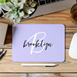 Mousepad Monograma de Script Branco Preto da Lavanda de Ten<br><div class="desc">Este elegante mouse personalizado apresenta um monograma e primeiro nome em um roteiro preto e branco moderno em um fundo de lavanda de tendência.</div>