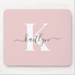 Mousepad Monograma de Script de Cinza Cor-de-Rosa Elegante<br><div class="desc">Este simples e elegante mouse rosa-rosa-pincel com seu primeiro nome em uma fonte de script de tendência em cinzas e seu primeiro início em uma fonte moderna de boné em branco é perfeito para seu escritório/mesa. É na moda e moda e, no entanto, muito clássico.</div>