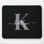 Mousepad Monograma de Script de Cinza Negra Moderna<br><div class="desc">Este simples e elegante mouse preto com seu primeiro nome em uma fonte de script de tendência em branco digitado sobre sua primeira inicial em uma fonte moderna de boné é perfeito para seu escritório/mesa. É na moda e moda e,  no entanto,  muito clássico.</div>