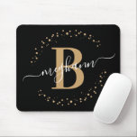 Mousepad Monograma de Script de Nome Dourado Negra Menino M<br><div class="desc">Motospad personalizado monograma personalizado, monograma personalizado, com nome inicial, mocinho, moderno, elegante, modesto, preto e ouro. Apresentando uma inicial de monograma e um script de nome feminino em uma fonte com letras maiúsculas de caligrafia e uma estrutura com círculo pontilhado ao redor do seu monograma. Presente feminino perfeito para meninas,...</div>