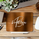 Mousepad Monograma de Script Metal Bruto Laranja Queimado<br><div class="desc">Este elegante mouse personalizado apresenta um monograma e primeiro nome em bege moderno e roteiro branco em um fundo de metal piscado laranja queimado em tendências.</div>