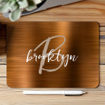 Mousepad Monograma de Script Metal Bruto Laranja Queimado<br><div class="desc">Este elegante mouse personalizado apresenta um monograma e primeiro nome em bege moderno e roteiro branco em um fundo de metal piscado laranja queimado em tendências.</div>