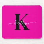Mousepad Monograma de Script Preto Cor-de-Rosa Moderno<br><div class="desc">Este simples e elegante painel de mouse rosa-quente com seu primeiro nome em uma fonte de script de tendência em branco digitado sobre sua primeira inicial em uma fonte moderna de boné em preto é perfeito para seu escritório/mesa. É na moda e moda e, no entanto, muito clássico.</div>