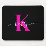 Mousepad Monograma de Script Rosa Quente Preto Elegante<br><div class="desc">Este simples e elegante bloco de mouse preto com seu primeiro nome em uma fonte de script de tendência em branco digitado sobre sua primeira inicial em uma fonte moderna em rosa-quente é perfeito para seu escritório/mesa. É na moda e moda e, no entanto, muito clássico.</div>
