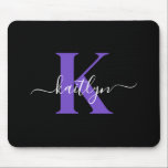 Mousepad Monograma de Script Roxo Preto Moderno<br><div class="desc">Este simples e elegante mouse preto com seu primeiro nome em uma fonte de script de tendência em branco digitado sobre sua primeira inicial em uma fonte moderna de boné em roxo é perfeito para seu escritório/mesa. É na moda e moda e, no entanto, muito clássico.</div>