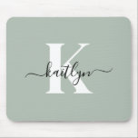 Mousepad Monograma de Script Verde do Moderno Sage<br><div class="desc">Este simples e elegante painel verde sábio com seu primeiro nome em uma fonte de texto de tendência em preto e seu primeiro início em uma fonte moderna de boné em branco é perfeito para seu escritório/mesa. É na moda e moda e,  no entanto,  muito clássico.</div>
