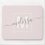 Mousepad Monograma do nome do script moderno<br><div class="desc">Pad do mouse do nome do monograma do script chic beige. Pasta de mouse personalizada simples e limpa,  monificada,  com suas iniciais de nome e nome. As cores da fonte e do texto são totalmente personalizáveis.</div>