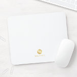 Mousepad Monograma Dourado e branco de luxo<br><div class="desc">Monograma e Design de Nome Personalizados Dourado e branco de luxo com um monograma branco em círculo dourado com o nome no estilo de fonte profissional dourada em fundo branco. Nota: Os detalhes da folha são simulados no trabalho de arte. Não será utilizada nenhuma folha de alumínio real no fazer...</div>