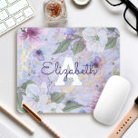 Mousepad Monograma floral de cor púrpura azul<br><div class="desc">Flores brancas, roxas e azuis de aquarela sobrepõem um roteiro dourado em cima de um lindo, e macio, azul roxo, fundo de veado dourado neste lindo, romântico, vintage monograma personalizado floral e mousepad. Faz uma declaração de chic e na moda cada vez que você a usa. Faz um presente de...</div>