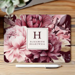 Mousepad Monograma Floral Elegante Burgundy<br><div class="desc">Este elegante design apresenta um buquê floral de cor d'água em tons de burgundy e rosa poeirento sobre fundo de burlu profundo. Personalize-o com o seu monograma inicial e o seu nome na fonte burgundy serif enquadrada por um quadrado bege.</div>