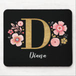Mousepad Monograma Floral Rosa<br><div class="desc">Uma bela e feminina pastilha floral cor-de-rosa, revestida de flores cor-de-rosa e de uma letra D de monograma falsa em ouro, sobre fundo preto. Personalize o mouse pad adicionando seu nome abaixo do monograma. Faz um presente divertido para um amigo ou para uma dama de damas de honra. Projetado para...</div>