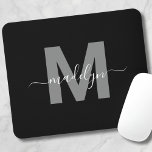 Mousepad Monograma Glamouroso Nome Preto Branco<br><div class="desc">Tapete de Mouse Personalizado com Elegante Letra Inicial em Preto e Branco com Estilo Moderno. Adicione um toque de sofisticação ao seu espaço de trabalho com este tapete de mouse elegante. Ele apresenta uma inicial cinza elegante centrada em um fundo preto nítido, complementada por um design limpo e moderno. Combinando...</div>