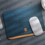 Mousepad Monograma inicial de ouro azul Elegante<br><div class="desc">Pasta de rato monograma, com aparência exclusiva de luxo, com um simples quadrado de ouro metálico em cobre, com as suas iniciais de nome de monograma e uma faixa cintilante sobre um fundo de couro azul na moda marinho. Adequado para pequenas empresas, profissionais empresariais ou independentes, especialistas em marcas pessoais...</div>