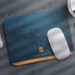 Mousepad Monograma inicial de ouro azul Elegante<br><div class="desc">Pasta de rato monograma, com aparência exclusiva de luxo, com um simples quadrado de ouro metálico em cobre, com as suas iniciais de nome de monograma e uma faixa cintilante sobre um fundo de couro azul na moda marinho. Adequado para pequenas empresas, profissionais empresariais ou independentes, especialistas em marcas pessoais...</div>