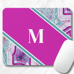 Mousepad Monograma inicial do Agato Elegante<br><div class="desc">Placa inicial do rato de geleia roxa de geleia de geleia. Cristais e geodes continuam sendo uma tendência favorita! Este impressão apresenta uma imagem de alta temperatura vibrante ou turquesa e uma pedra-geodo roxa ou magenta rosa,  completa com pequenos cristais. Adicione a sua inicial para torná-la sua.</div>