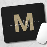 Mousepad Monograma Inicial do Nome de Script Dourado Preto<br><div class="desc">Pad do Rato Monograma do Script Dourado Preto Moderno Personalizado Elegante. Adicione um toque de sofisticação ao seu espaço de trabalho com este mouse chic. Apresenta uma inicial plana, de cor dourada (sem brilho ou folha de alumínio), centrada num fundo preto elegante. O design refinado combina elegância com praticidade, fazer-o...</div>