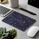 Mousepad Monograma Minimalista de Estrelas Douradas do Céu<br><div class="desc">Belo azul escuro,  fundo do céu noturno com um padrão perfeito de estrelas douradas e um elegante monograma de fontes de script. Este item se encaixa maravilhosamente com outros itens pessoais e de escritório correspondentes que você pode encontrar em nossa loja.</div>