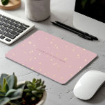 Mousepad Monograma Minimalista de Estrelas Douradas do Céu<br><div class="desc">Lindo fundo cor-de-rosa pincelado com um padrão perfeito de estrelas douradas e um elegante monograma de fontes de script. Este item se encaixa maravilhosamente com outros itens pessoais e de escritório correspondentes que você pode encontrar em nossa loja.</div>