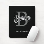 Mousepad Monograma Moderno Nome do Elegante Script de Cinza<br><div class="desc">O moderno nome do monograma Elegante Preto do mouse Script de Cinza é um acessório chic e funcional para seu espaço de trabalho. Apresentando um elegante design preto e cinza com um monograma personalizado e nome em uma fonte elegante, este mouse pad adiciona um toque de sofisticação à sua mesa....</div>