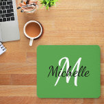Mousepad Monograma Moderno Simples Inicial   Nome Verde Bra<br><div class="desc">Mouse pad com um fundo verde moderno e um monograma personalizado simples,  branco e preto,  primeiro nome e primeiro nome</div>