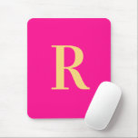 Mousepad Monograma Moderno Simples Rosa Quente<br><div class="desc">Esta é uma simples, moderna, design de monograma personalizada. Este design de na moda está na tendência de rosa/fúcsia quente com tipografia na moda. É perfeito para um presente personalizado ou ideal como um novo presente bonito para você. Basta adicionar sua carta inicial digitando-a na caixa personalizar este texto. Verifique...</div>