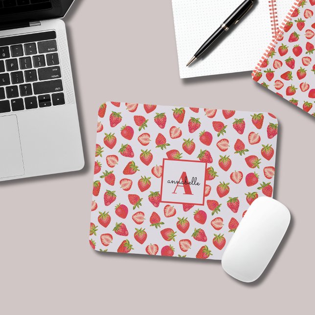Mousepad Monograma — Padrão de Morango de Verão (Strawberry mouse mat with monogram and first name. Personalized office desk.)