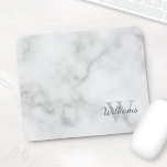 Mousepad Monograma Personalizado e Marca Marble Look<br><div class="desc">Monograma Personalizado e Dif de Nome apresentam nome personalizado no estilo de fonte do script da cinza e monograma no estilo de fonte da cinza-luz como fundo, no fundo da aparência do mármore branco. Perfeito como presente para ele, presente de dia de os pais e presente para qualquer ocasião especial....</div>