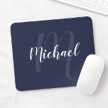 Mousepad Monograma Personalizado Moderno e Marinho de Nome<br><div class="desc">Monograma Personalizado e Presente de Nome com nome personalizado no estilo de fonte do script moderno branco e monograma no estilo de fonte do script moderno azul-marinho claro como fundo no fundo azul-marinho.</div>