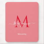 Mousepad Monograma Personalizado Rosa<br><div class="desc">Este mouse rosa apresenta uma fonte elegante monográfica em branco com seu nome sobreposto na tipografia moderna. Quando você digitar o nome, deixe as duas caixas em ambos os lados do seu nome para manter o recurso design. Este aglutinante faz parte de uma série de monogramas rosados giros.</div>