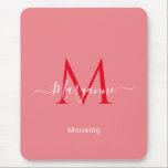 Mousepad Monograma Personalizado Rosa<br><div class="desc">Este mouse rosa apresenta uma fonte elegante monográfica em branco com seu nome sobreposto na tipografia moderna. Quando você digitar o nome,  deixe as duas caixas em ambos os lados do seu nome para manter o recurso design. Este aglutinante faz parte de uma série de monogramas rosados giros.</div>