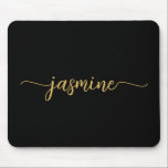 Mousepad Monograma Personalizado Simples Feminino Preto e D<br><div class="desc">Mousepad personalizado com monograma de nome simples minimalista preto e dourado. Este design apresenta seu primeiro nome em uma linda tipografia de letra manuscrita com cauda swash em preto e dourado. Estes são fáceis de personalizar. Presente feminino elegante para aniversário, chá de noiva, dia das mães, aniversário de 16 anos...</div>