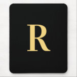Mousepad Monograma preto moderno Dourado<br><div class="desc">Esta é uma design de monograma moderna e personalizada. Essa design contemporânea está em tendências ao preto e ao ouro, com a tipografia do na moda. É perfeito para um presente personalizado ou ideal como um novo acessório técnico na moda para você. Basta adicionar sua carta inicial digitando-a na caixa...</div>