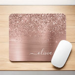 Mousepad Monograma Rosa cor-de-rosa com Dourada de metal es<br><div class="desc">Rosa Dourado - Folha cor-de-rosa esfarelada Metálica esfarelo Brilhante Nome do Monograma de Metal Brutado e Pasta de Mão Inicial (mouse pad). Isto faz o doce e perfeito aniversário de 16 anos, casamento, chá de panela, aniversário, chá de fraldas ou festa de solteira presente para alguém que ama luxo de...</div>
