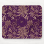 Mousepad monograma roxo real de damasco de ouro<br><div class="desc">Nossa coleção de damasco de ouro real tem cor damasco real de folha de ouro em fundo roxo. Esta coleção de colheita é adequada para qualquer ocasião e hora do ano. Deve ser uma rolha de olho, por isso não hesite em contactar-nos se tiver quaisquer pedidos especiais de combinações de...</div>