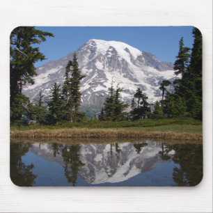 Mousepad Monte Rainier Refletido em lago de montanha