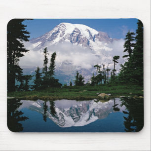 Mousepad Monte Rainier refletido em um lago de montanha