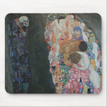 Mousepad Morte e vida de Gustav Klimt Vintage Art Nouveau<br><div class="desc">Morte e vida (1908) de Gustav Klimt é uma pintura de arte vitoriana simbolismo das belas artes com duas partes separadas, Vida e Morte. À esquerda, a morte é representada por um clássico ceifeiro com crânio de ressonância, coberto por um roupão escuro enfeitado com uma cruz religiosa. À direita está...</div>