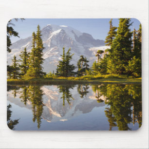 Mousepad Mt. Rainier refletido em um tarn perto de Plummer