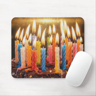 Mousepad Muitas Velas de Aniversário em um Bolo de Chocolat