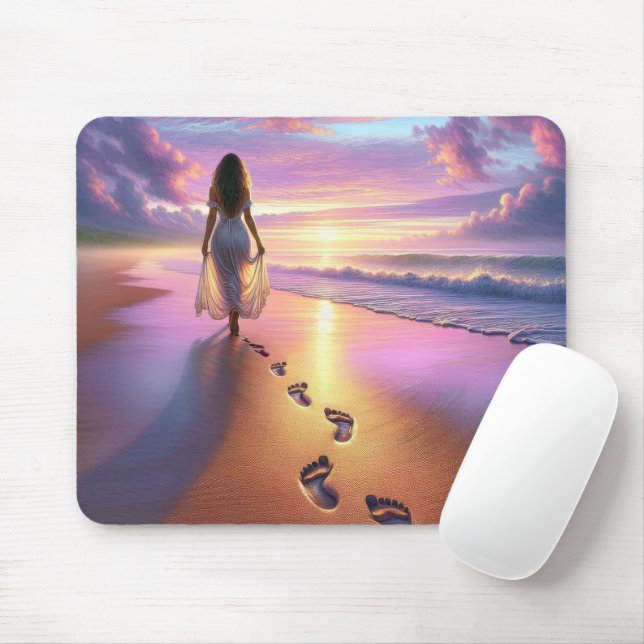 Mousepad Mulher Caminhando Uma Praia Sunset (Com mouse)