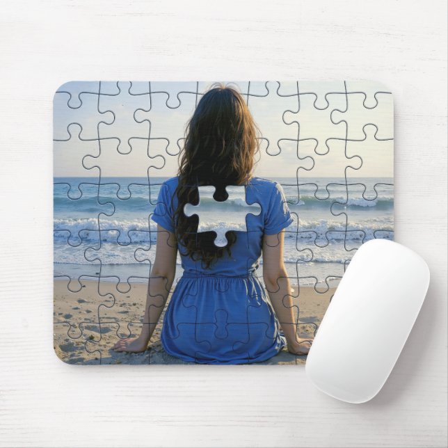 Mousepad Mulher em uma praia com um pedaço de Quebra-cabeça (Com mouse)