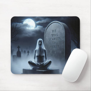 Mousepad Mulher Fantasma Sentada Em Um Cemitério