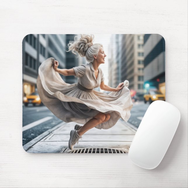Mousepad Mulher mais velho Pulando Na Rua (Com mouse)