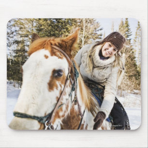 Mousepad Mulher no cavalo fora durante o inverno