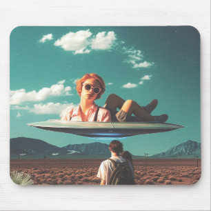 Mousepad Mulher Relaxando em OVNI no Deserto