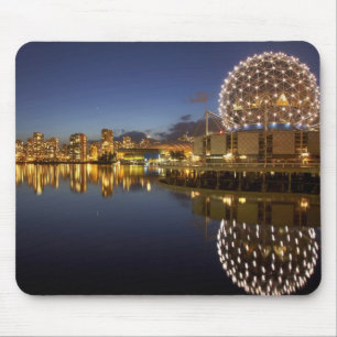Mousepad Mundo da Ciência e CBD refletidos em False Creek,