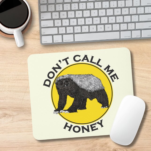 Mousepad Não me chame de Mel Badass Mel Badger Arte Amarela (Funny badass honey badger quote don’t call me honey yellow and black mouse mat)