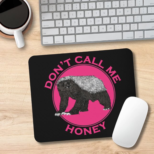 Mousepad Não Me Chame De Mel Rosa Feminista Mel Arte De Mel (Funny honey badger feminist quote pink and black computer mouse mat)
