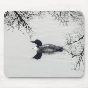 Mousepad Natações comuns do mergulhão-do-norte em um lago